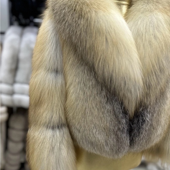 Cream Teddy Jacket with Plush Fur Collar and Voluminous Sleeves - Picture 3 of 8